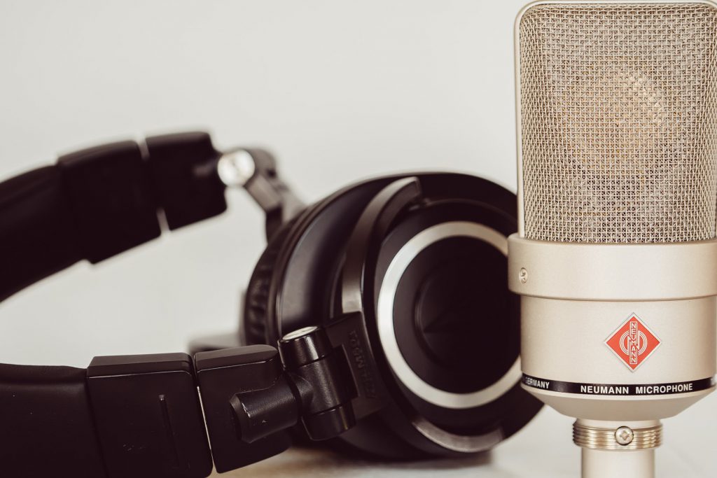 6 Top Podcasts for Shopify Merchants